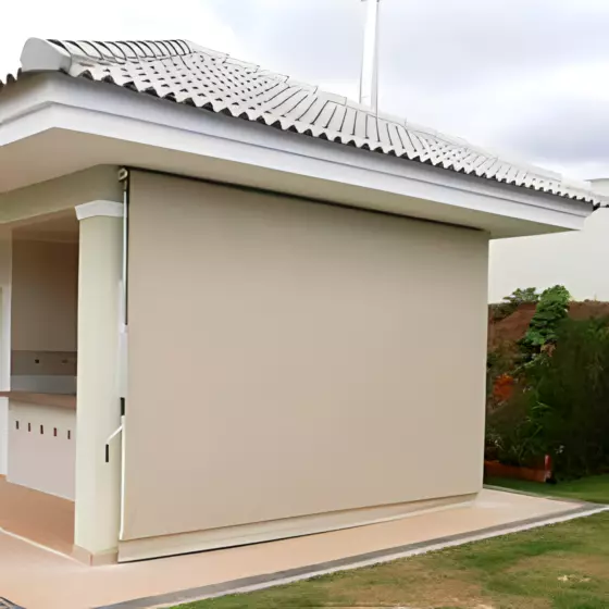 Toldo Retrátil Para Varanda Em Saltinho protegendo ambiente comercial