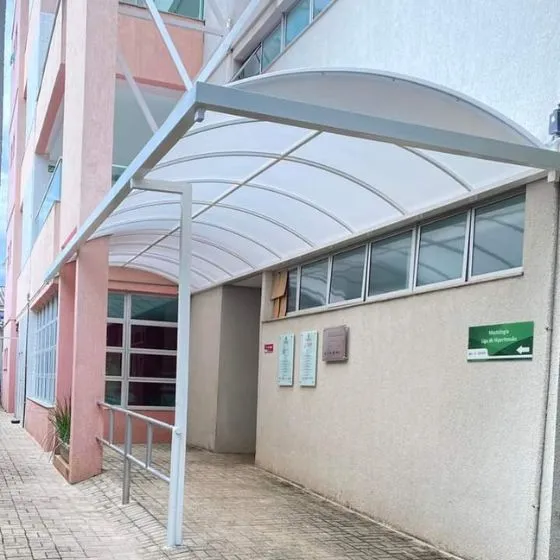 Toldo fixo de lona com estrutura em aço carbono pintado