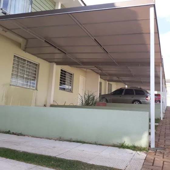 Toldo fixo de lona em quintal com churrasqueira