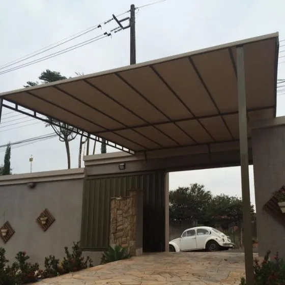 Toldo fixo de lona azul em estacionamento