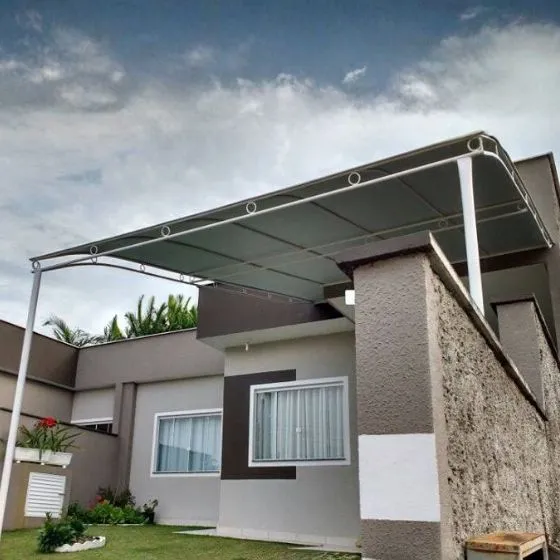 Toldo fixo de lona acrílica listrada em fachada comercial