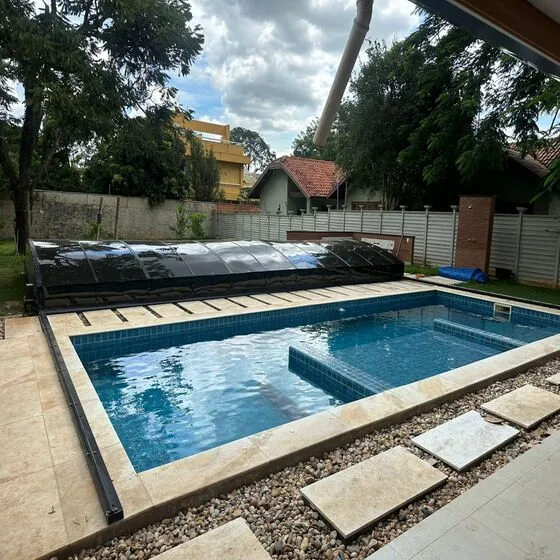 Cobertura retrátil para piscina em residência de alto padrão