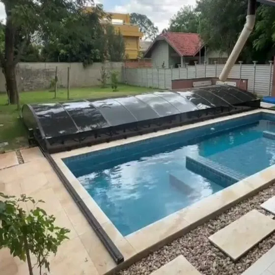 Cobertura retrátil para piscina motorizada em casa térrea