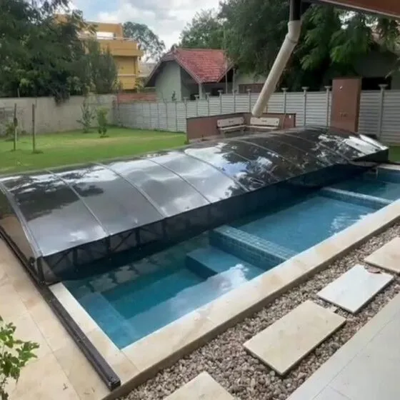 Cobertura retrátil para piscina com policarbonato alveolar