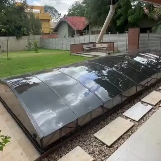 Cobertura retrátil para piscina aberta em dia ensolarado