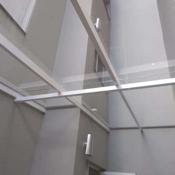 Cobertura de policarbonato compacto cristal em garagem dupla