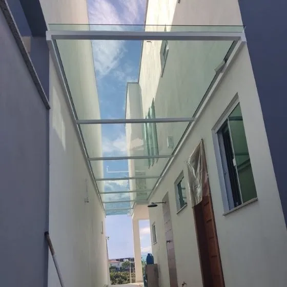 Cobertura de policarbonato compacto curva em entrada residencial