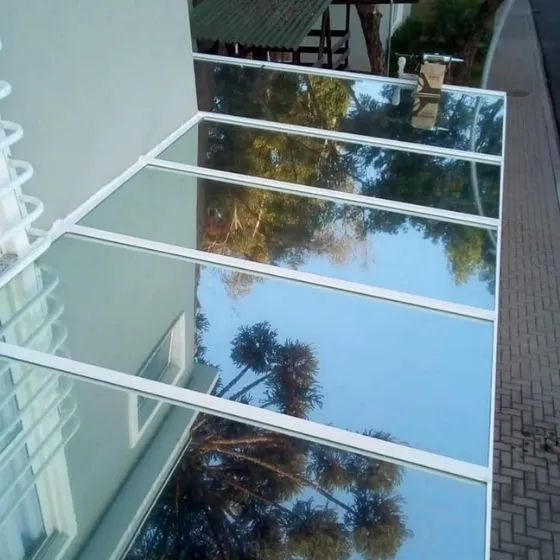 Cobertura de policarbonato compacto fumê em área de piscina