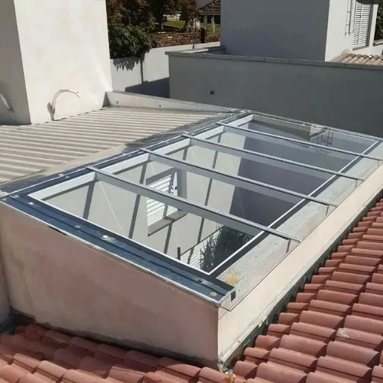 Cobertura de policarbonato compacto opal em vestiário externo