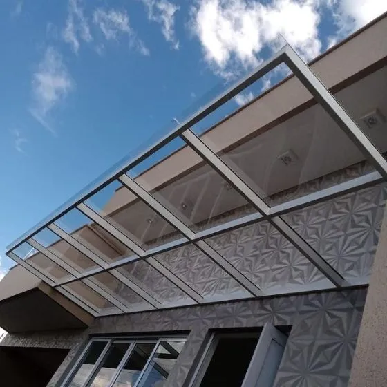 Cobertura de policarbonato compacto em entrada principal de prédio