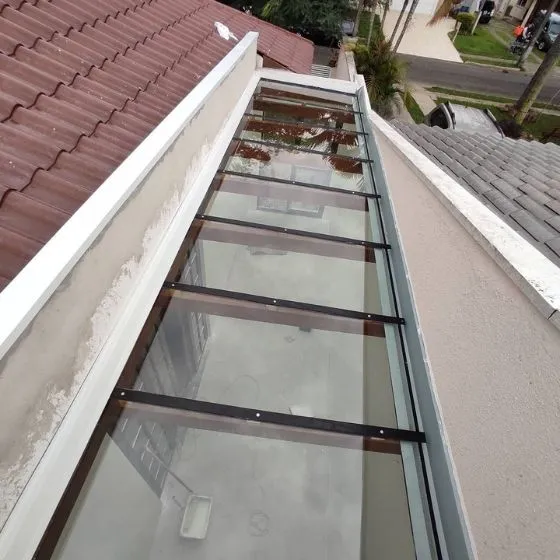 Cobertura de policarbonato compacto com estrutura em ferro pintado
