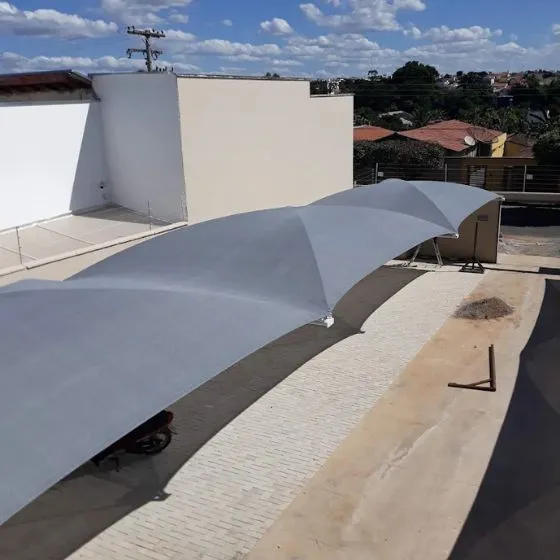 Cobertura sombrite em quintal com piscina