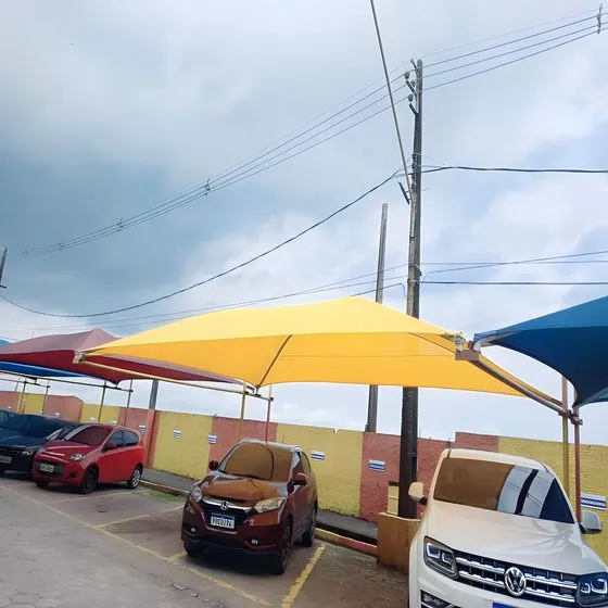 Cobertura sombrite em estacionamento de prédio comercial