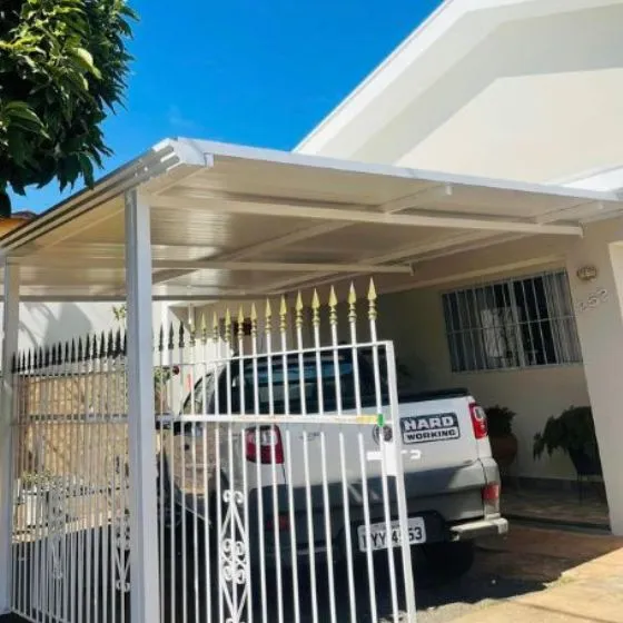 Cobertura de telha forro em escritório externo
