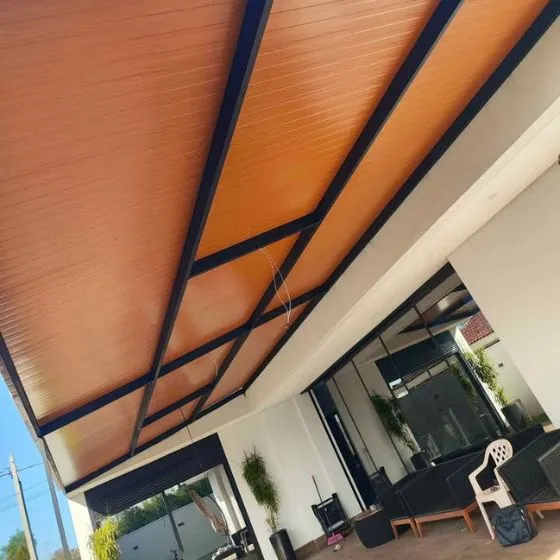Cobertura de telha forro amadeirado ipê em varanda residencial