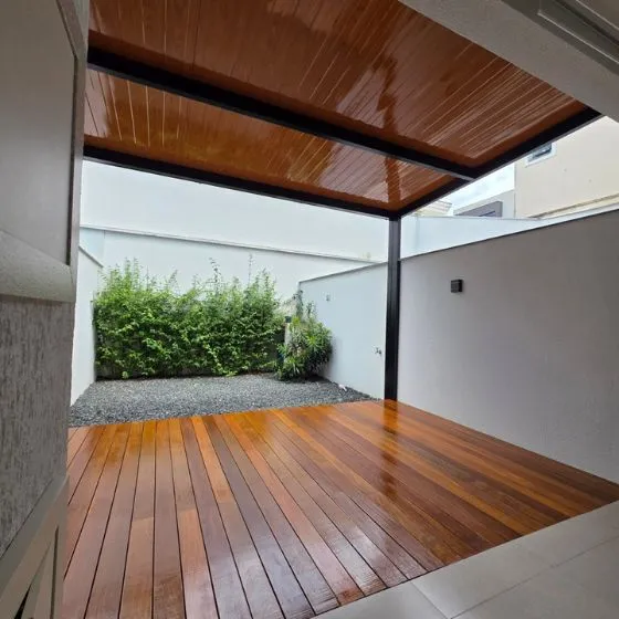 Cobertura de telha forro amadeirado em piscina residencial