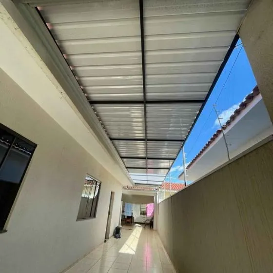 Cobertura de telha sanduíche em residência com isolamento térmico