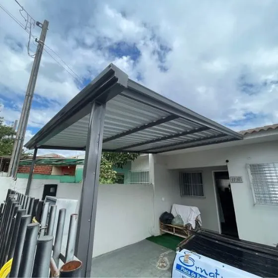 Cobertura de telha sanduíche em loja comercial