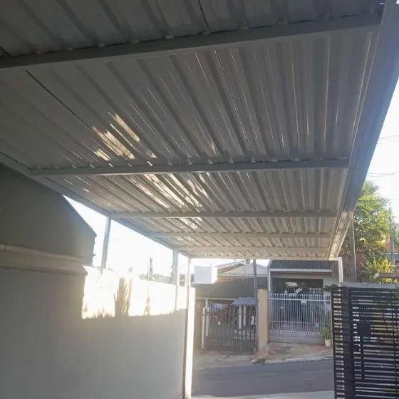 Cobertura de telha sanduíche em galpão industrial