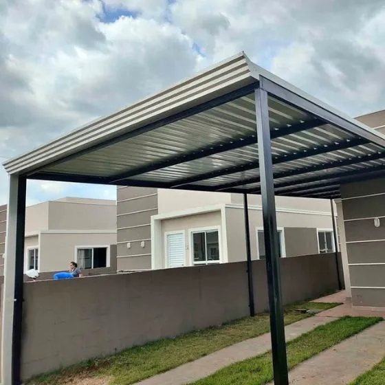 Cobertura de telha sanduíche em área gourmet
