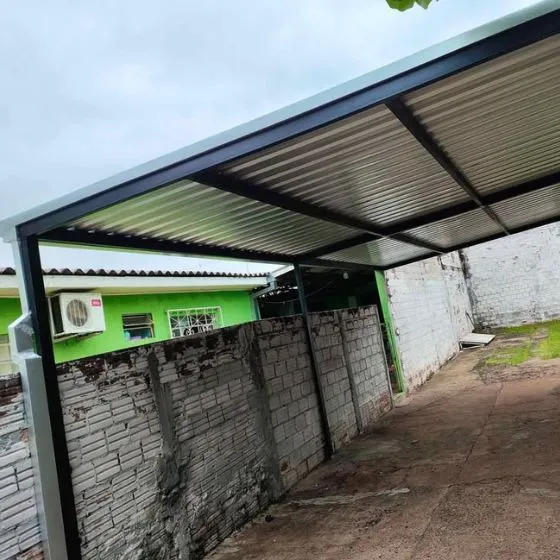 Cobertura de telha sanduíche grafite em fachada