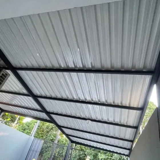 Cobertura de telha sanduíche com calhas integradas