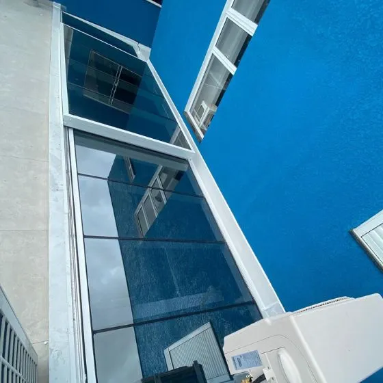 Cobertura retrátil em varanda gourmet residencial