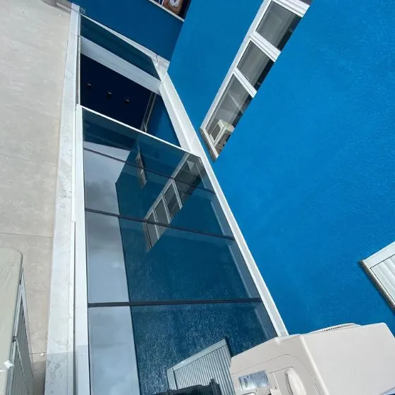 Cobertura retrátil com policarbonato em terraço
