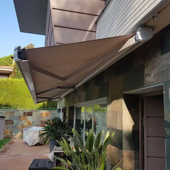 Toldo articulado motorizado em varanda residencial