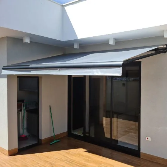 Toldo articulado de alumínio anodizado em comércio