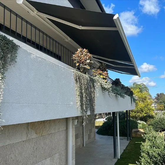 Toldo articulado motorizado em sacada de apartamento