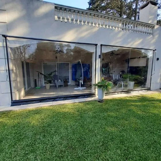Toldo Cortina motorizado em fachada comercial