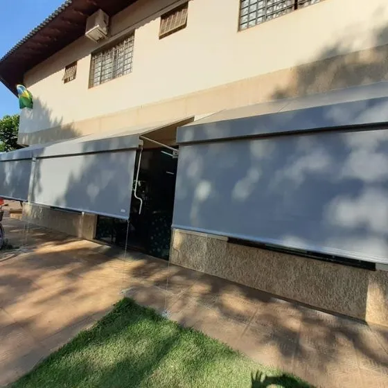 Toldo Cortina com Braço projetado horizontalmente