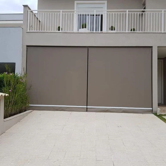 Toldo Retrátil de Tela Screen 5% em fachada comercial