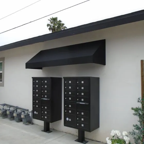 Toldo de lona náutica em porta de entrada residencial