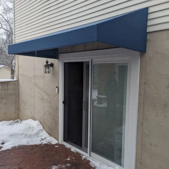 Toldo de lona náutica azul em casa em Caraguatatuba